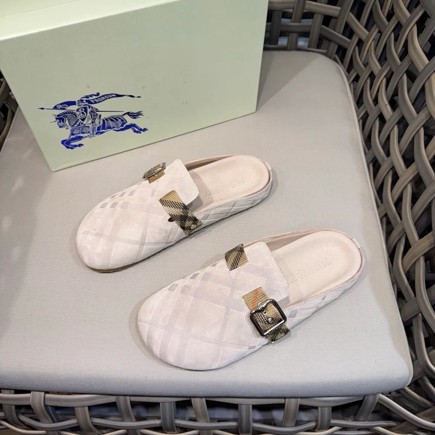 Men's Men's Shoes 💰360 [New Style] 🐝🐝Burberry New Burberry - Men's Checked Leather Urchin Half-Flop Sandal Made of soft suede cowhide and calfskin, these half-flop sandals feature an adjustable B-shaped buckle strap and are decorated with the signature sand-colored Burberry check in jacquard worsted. The upper wraps around the midsole and is paired with a sole made of the same upper material with an embossed logo on the heel and a wavy rubber outsole embellished with the Burberry lettering. Fashionable and casual! Comes with full set of original packaging dust bag! Code number: 39-40-41-42-43-44 standard code (38/45 can be customized and returns and exchanges are not supported)